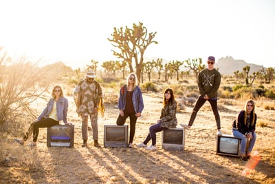 组六人站在沙漠
